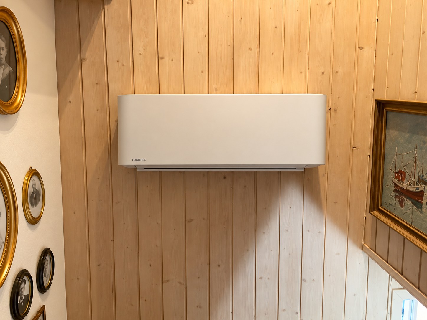 Hvit innedel på panelvegg i trappa