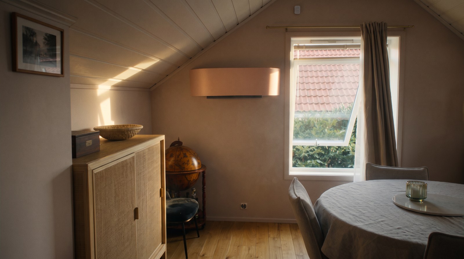 Innedel med rosa trekk på loftet